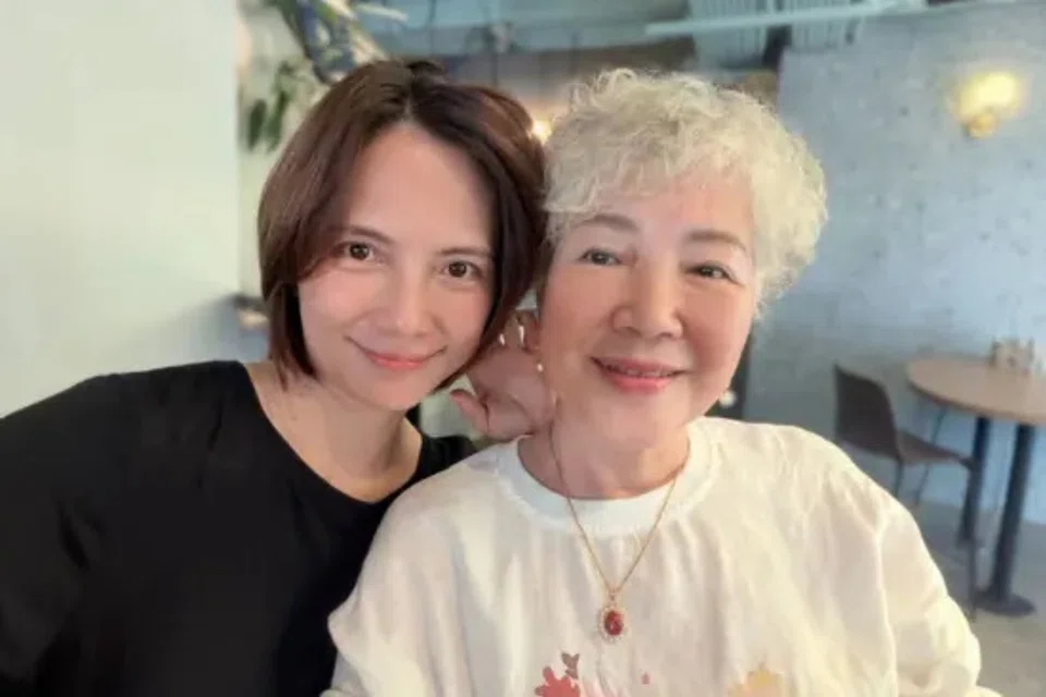 A malaysiana Lee Sinje compartilha foto rara com a mãe, que rouba o holofote com sua beleza marcante