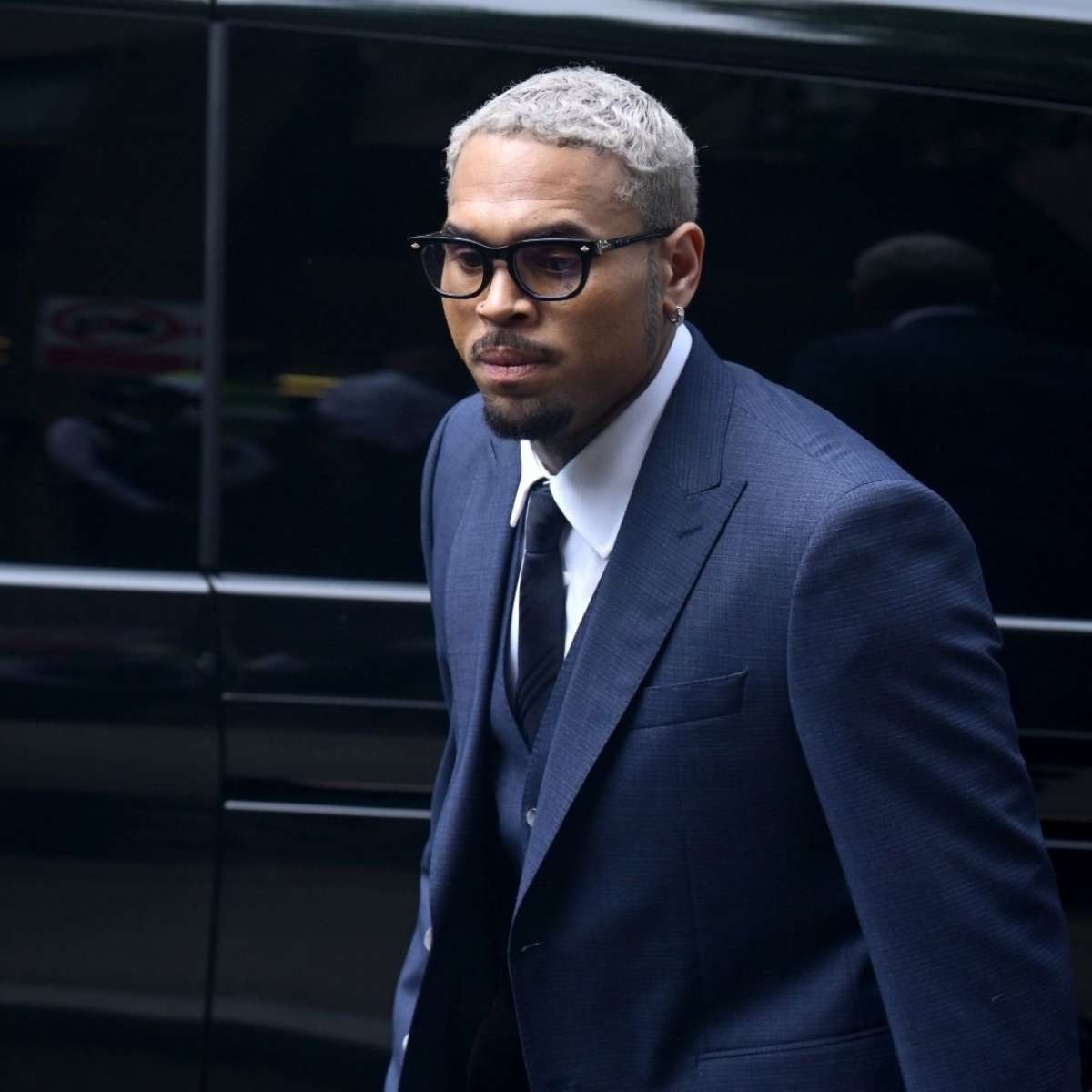 Funcionária de Chris Brown aceita indenização reduzida de US$ 9,5 milhões após ataque de cachorro