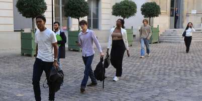 Representantes de organiza&ccedil;&otilde;es de estudantes do Ensino M&eacute;dio ap&oacute;s reuni&atilde;o com o ministro da Educa&ccedil;&atilde;o Nacional, &Eacute;douard Geffray, no dia 02 de outubro de 2026, em Paris. Foto: AFP - LUDOVIC MARIN / RFI
