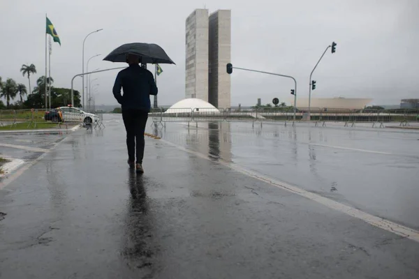 Eleitor do DF deve encarar pancadas de chuva no 1° turno das eleições