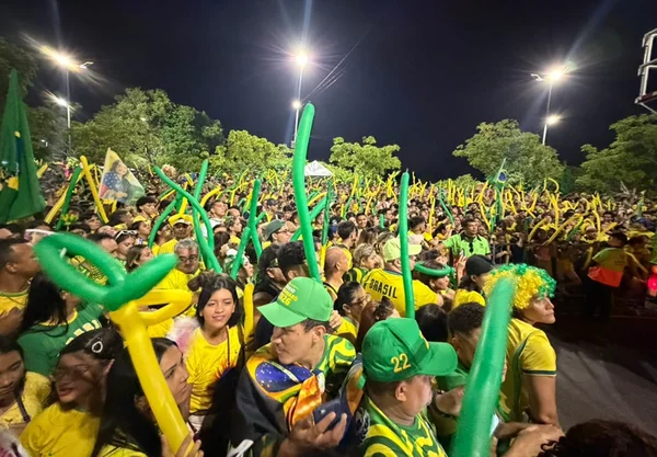 Multidão lota ruas de Manaus (AM) em ato pró-Flávio Bolsonaro