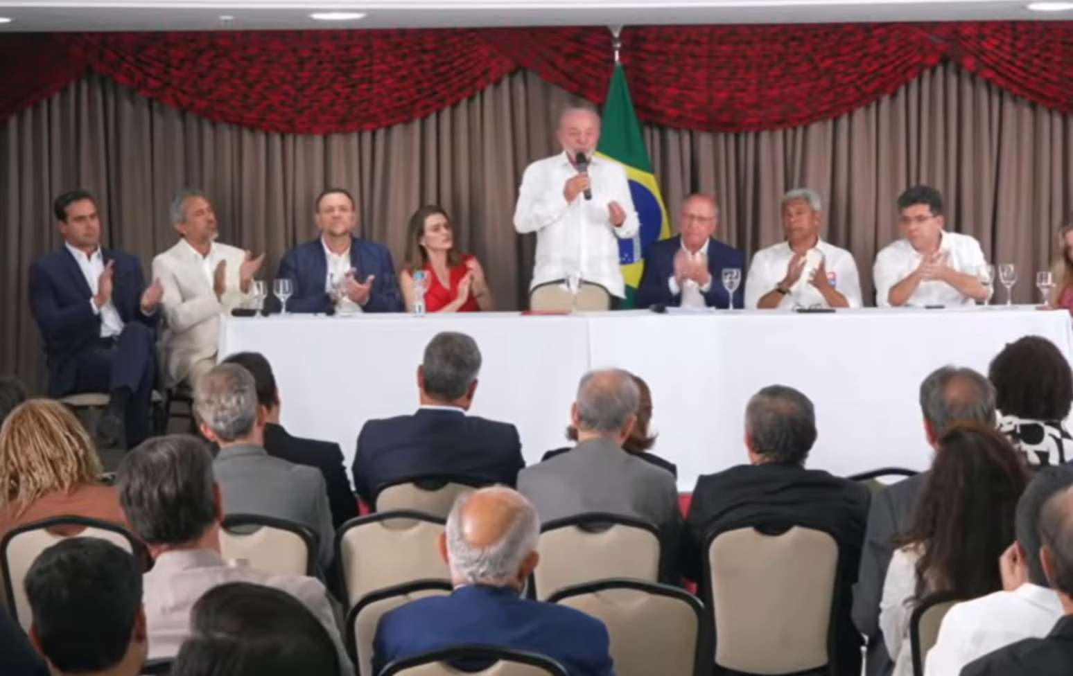 Lula durante reuni&atilde;o com aliados nesta segunda-feira, 5