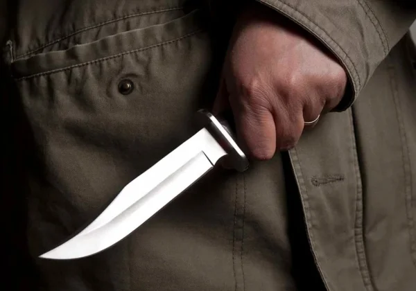 Casal discute e homem esfaqueia namorada, foge mas acaba preso pela polícia