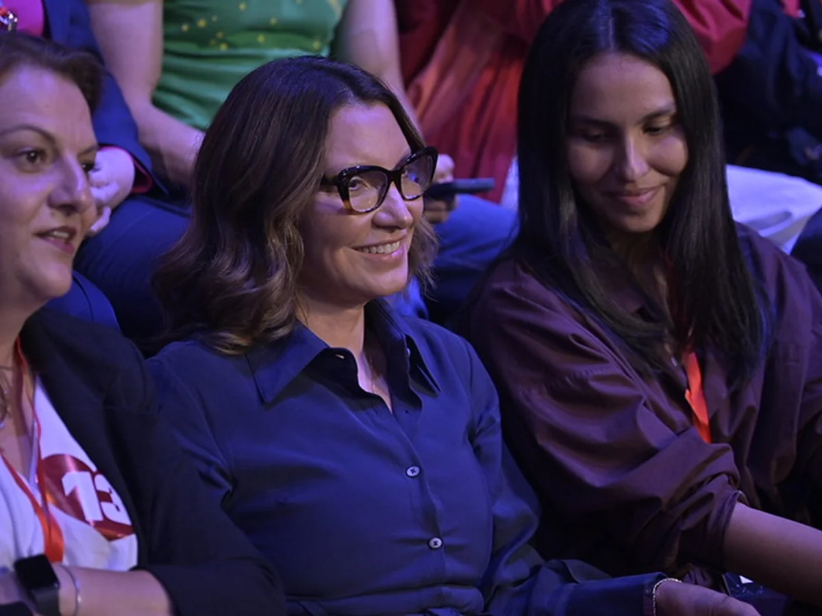 Janja leva bronca da produção durante debate entre Lula e Flávio
