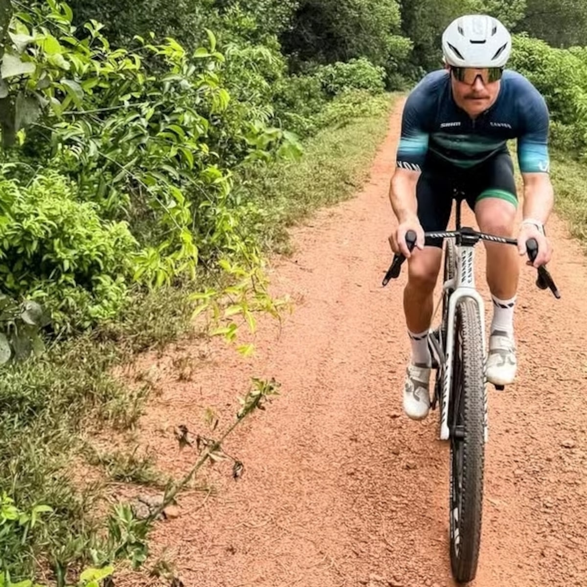 Piloto da F1 rejeita avião e faz trajeto de 350 km entre corridas de bicicleta
